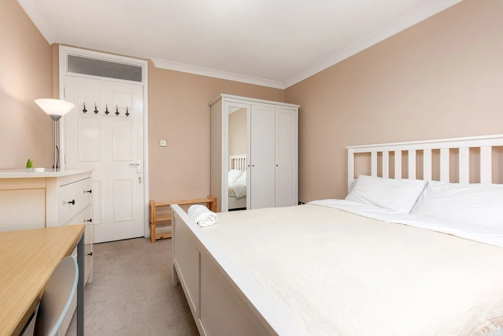 Metropolitan Close - Deluxe Guest Room 2