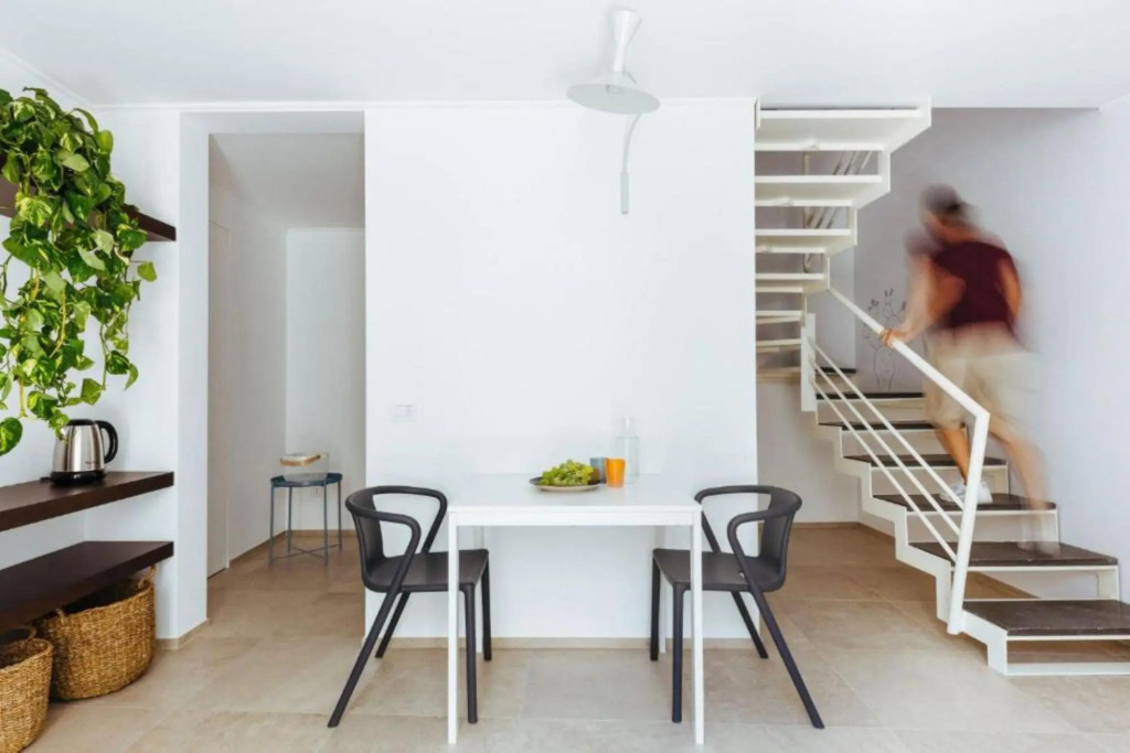 Yolk, characteristic complex with a minimal style close to the port of monopoli-Holyday