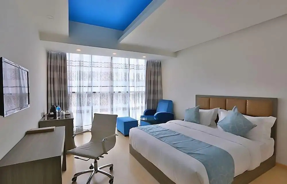 City Hotel & Suites