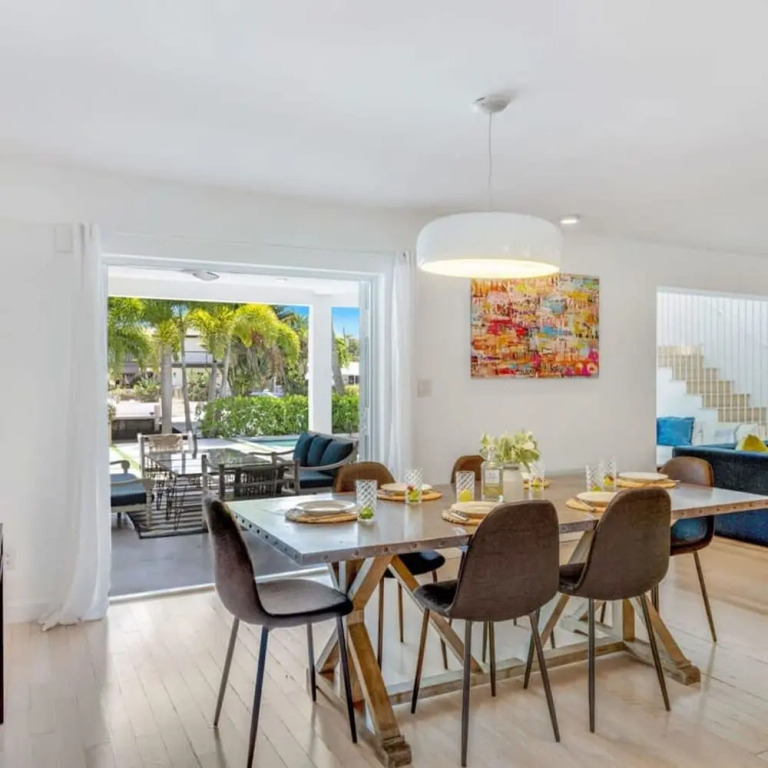 Luxe Lakefront Mansion Waterfront, Pompano Beach
