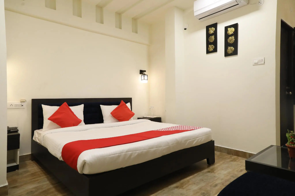 OYO 28069 Hotel Leo Star
