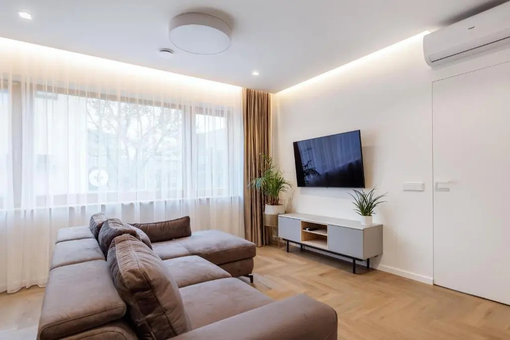 3 Bedroom Apart/24h self check in/free parking/up to 6 people/