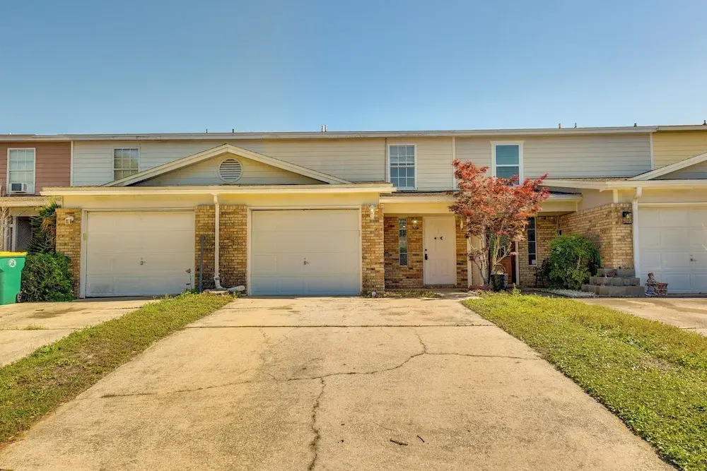 Breezy Fort Walton Townhome ~ 5 Mi to Beach!