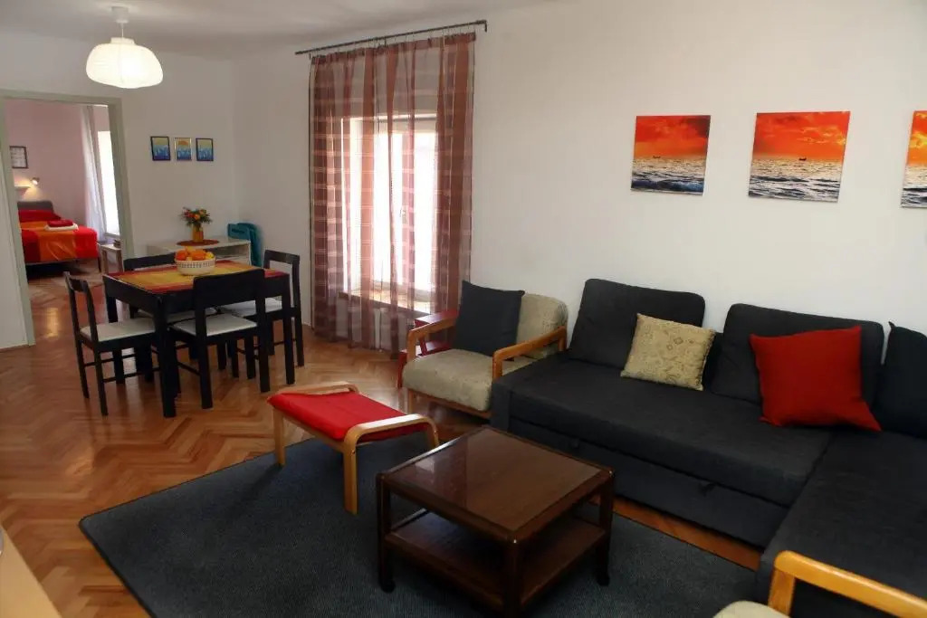 Spacious Piran Central Apartment for 5 Pax BG