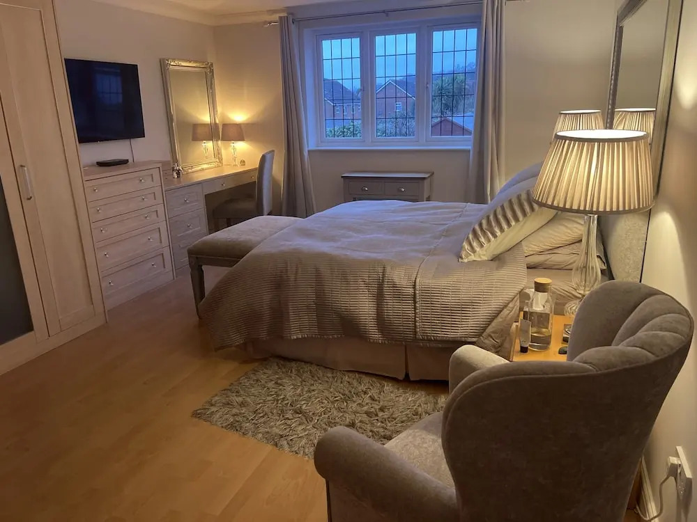 Remarkable 3-bed House in Netley Abbey Southampton