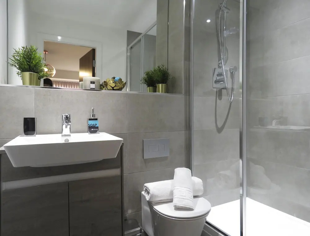 Tudors eSuites Roof Garden Penthouse with Gated Parking