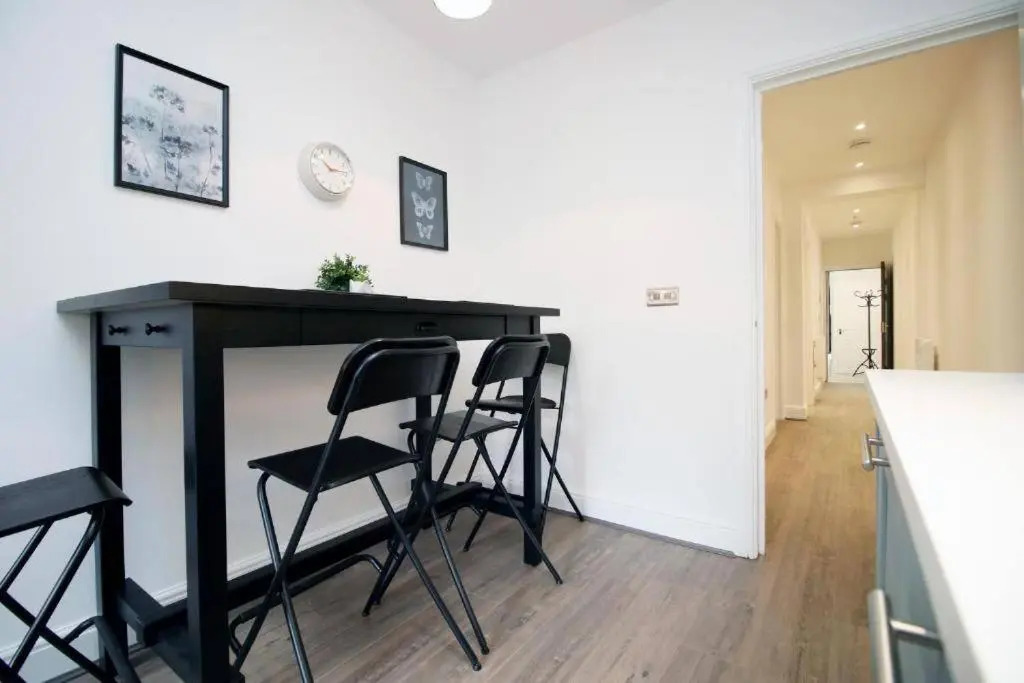 16 North Road Flat 2 by Mia Living Free Parking On Site