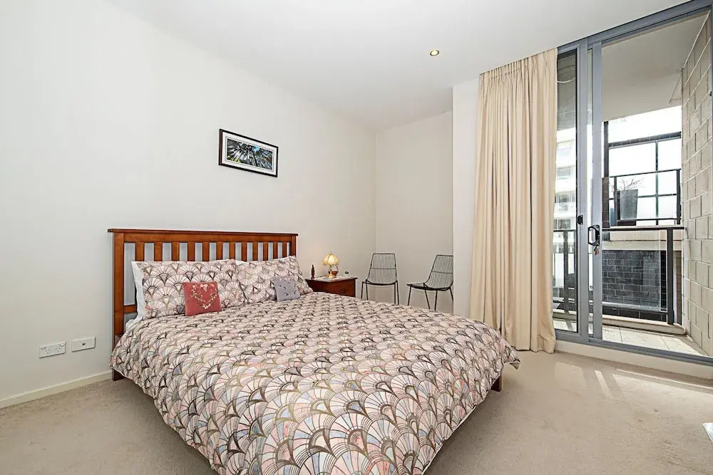 Spacious 1-Bedroom Apartment With Parking