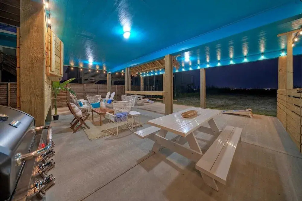 Outdoor Lounge w/ Bar Swing Seats, Near Nature Preserve Blutopia by Avantstay