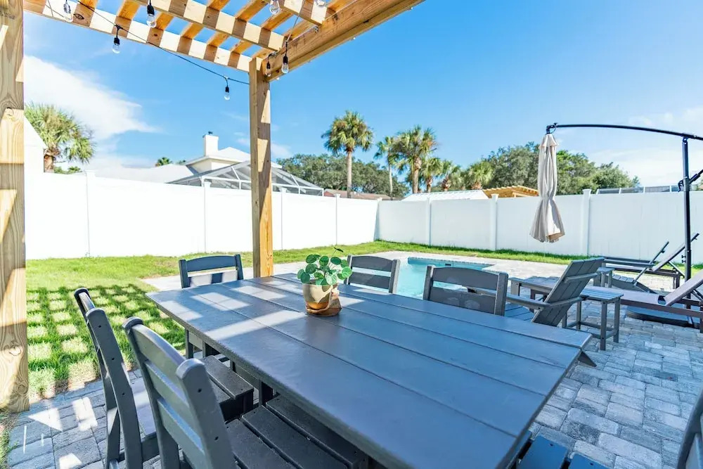 Pet Friendly + Private Pool; Amazing Fenced Backyard, 5 Min Walk to Beach!
