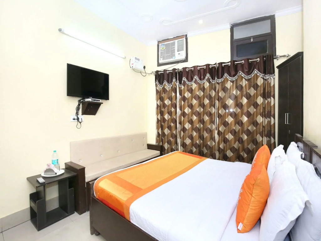 OYO 11642 Hotel Golden Grand