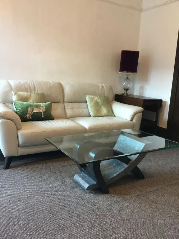 Two Bedroom Victorian Flat in the Centre of Port Glasgow Close to all Amenities