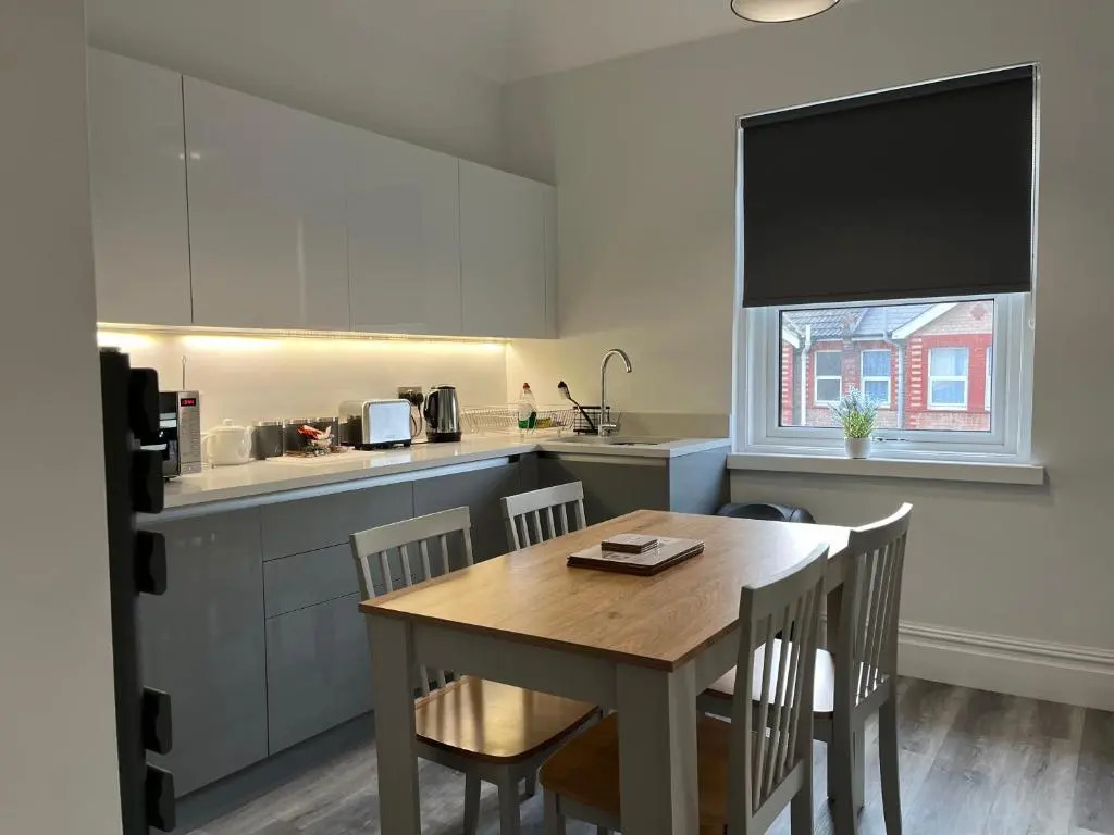 Entire spacious 4 bedroom apartment in Bournemouth