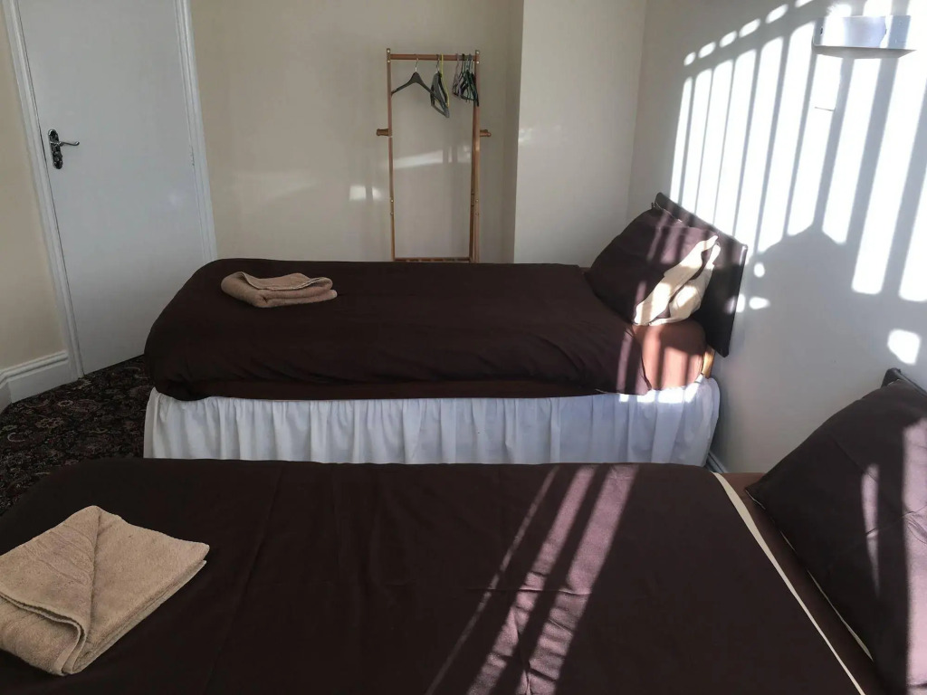 Castle Lodge Guest House 86-88 Sheil Rd L6 3AF