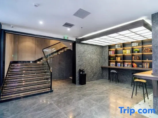 Yongguang Smart Hotel (Zhoukou Wuyi Square Passenger Transport Center Station)