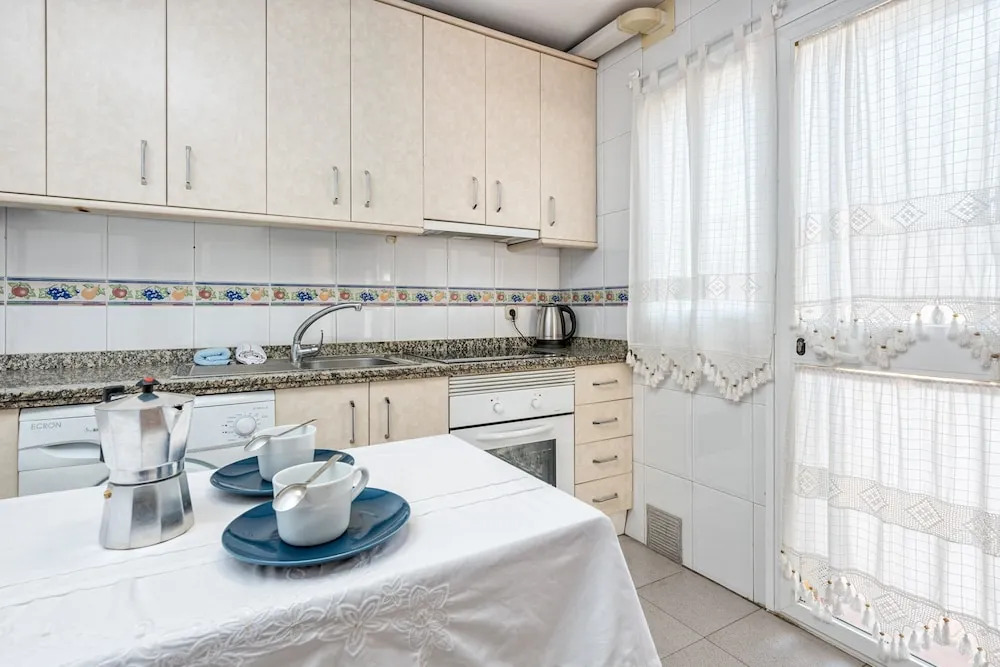 Beatriz - Amazing House in 1 min Walk to the Beach, Sea Views, Wifi
