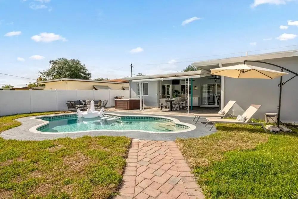 Sapphire House- Pool Hot Tub Great for Groups