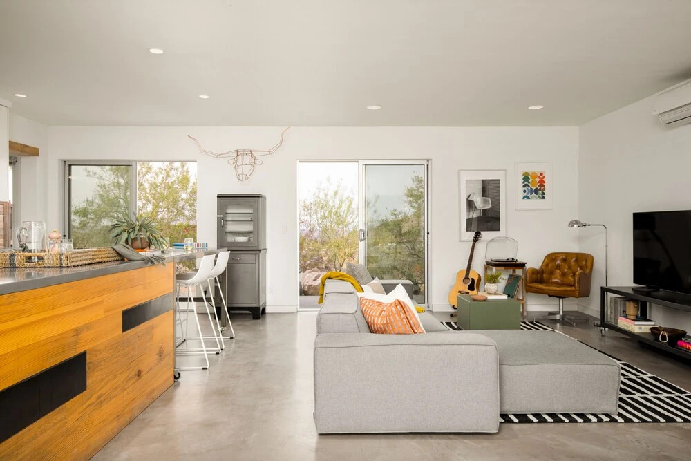 Smoketree by Avantstay An Oasis w/ Two Kitchens, Pool, Hot Tub & Air Streamer!