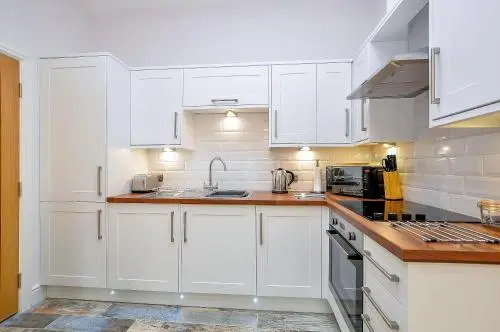 Apartment 5 the Keyes- Bright & Spacious Apartment with Free Parking