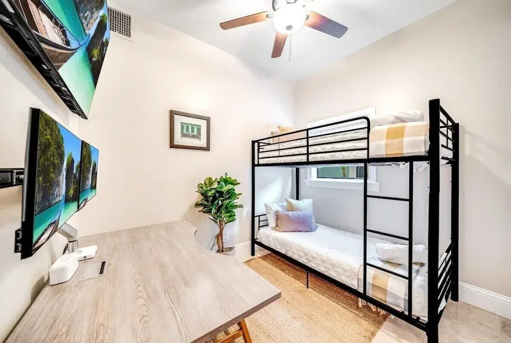 5 Bedroom Luxury Home, Minutes to Las Olas, Shops & Beach