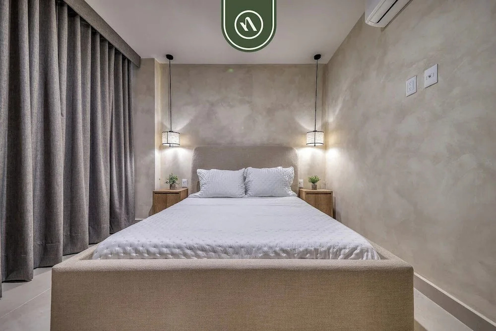 Luxury 2 BR Condo Near Beaches - Pools - Gym