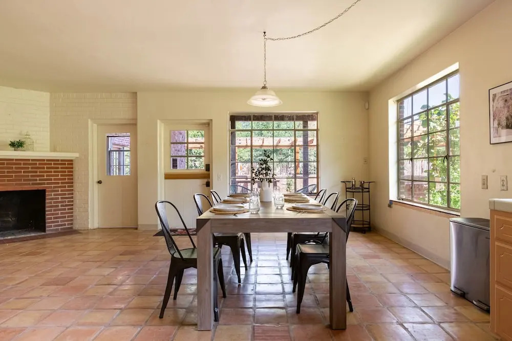 Fox Manor The Ultimate Fresno Getaway 5 Bedroom Home by RedAwning