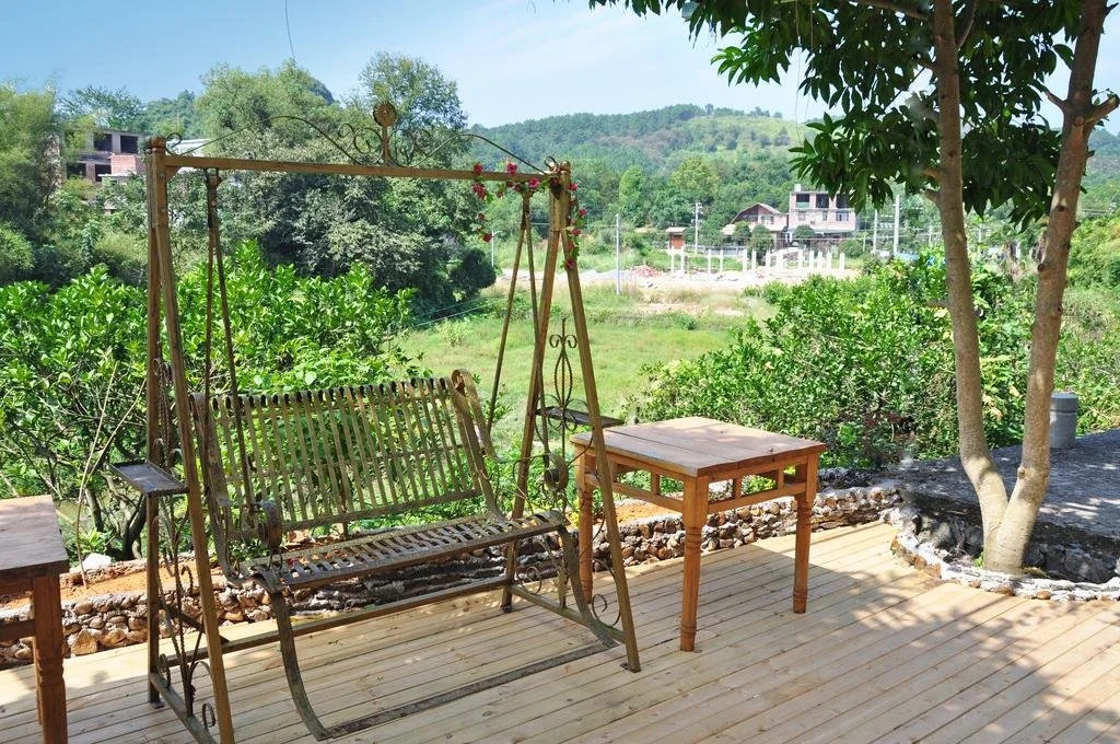 The stone bridge climbing hotel