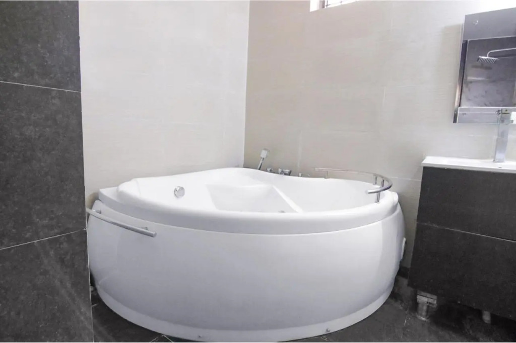 FabHotel Nirvana - 600m from CK Birla Hospital Gurgaon