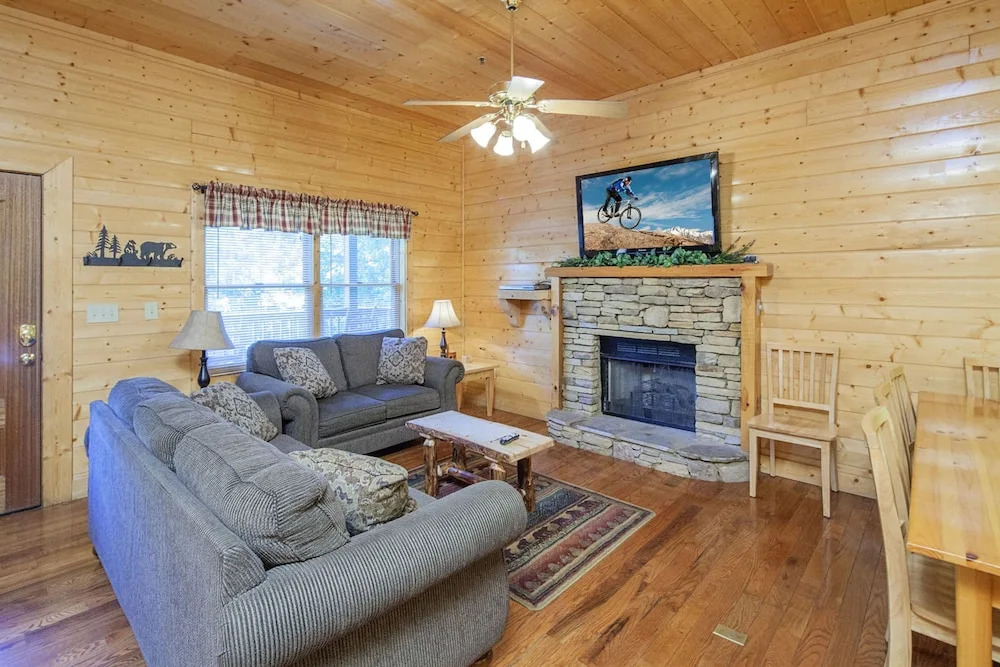 Bear Right Inn by Heritage Cabin Rentals