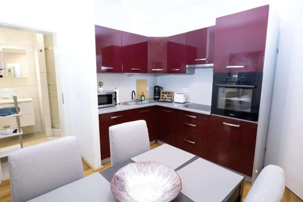 Next to City Center and Central Station, Apt. 10