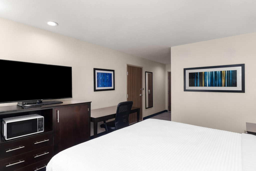Baymont by Wyndham Iowa Lake Charles