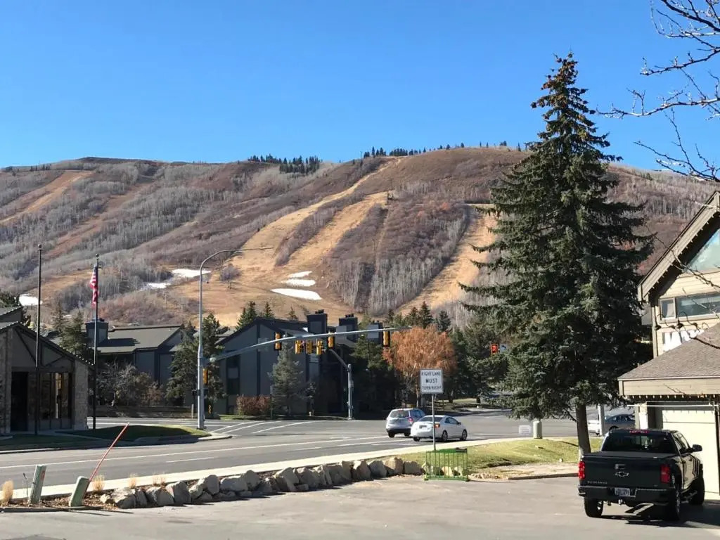 K B M Resorts- Cbi-104 Upgraded 1bd, Wood Fireplace, Full Kitchen, Wifi, Walk to Slopes!