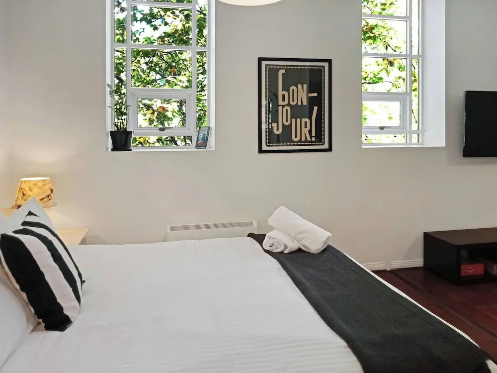 Melbourne City Oasis 2-bedroom Art Deco Apartment With Gym, Carpark, Pool, Wine