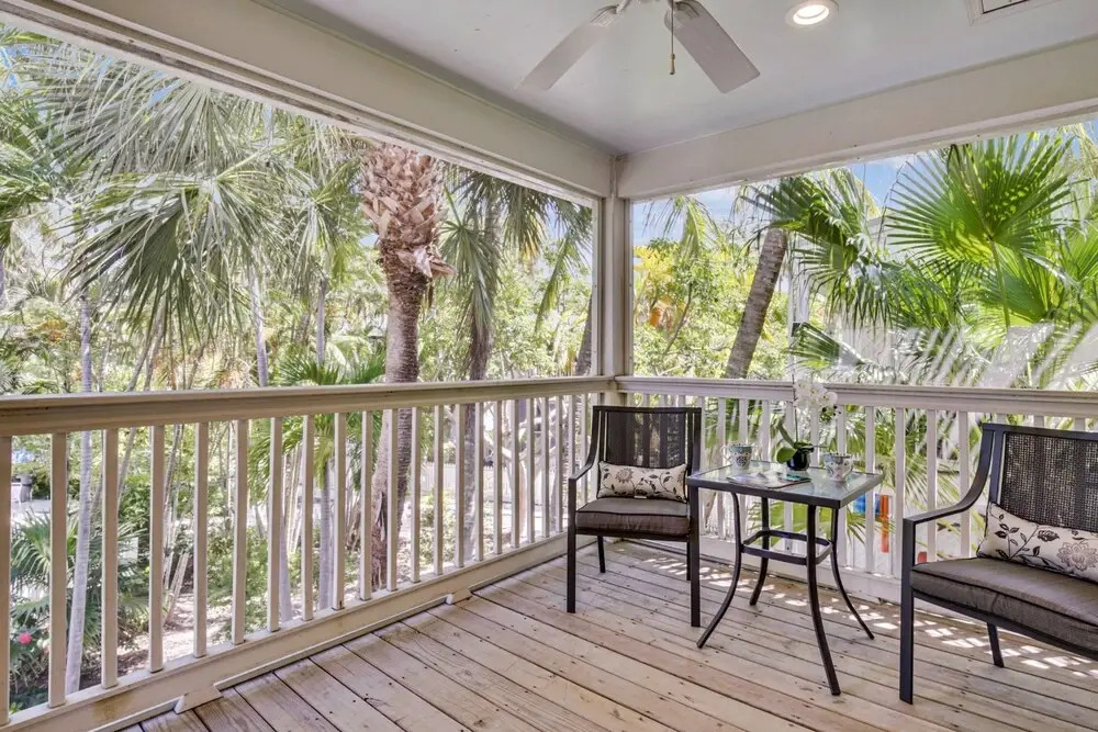 Cottage by the Pool by Avantstay w/ Balcony, BBQ & Shared Pool! Month Long Stays Only