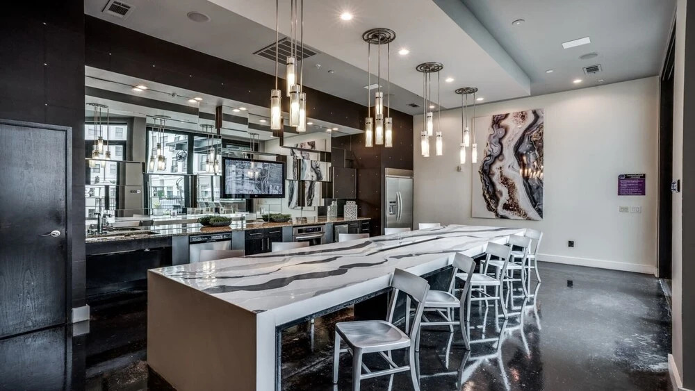 Luxurious 2BR with high ceilings and skyline views | by CozySuites