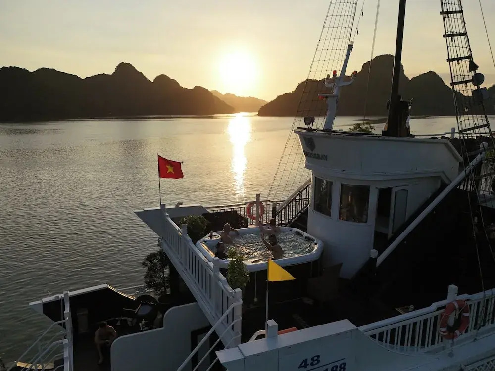 Oasis Bay Party Cruise - Ha Long Bay Tour