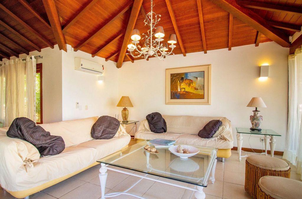 Casa com Cinco Suítes em Condomínio Seguro a 1min da Praia do Forno Por Luxury Rentals