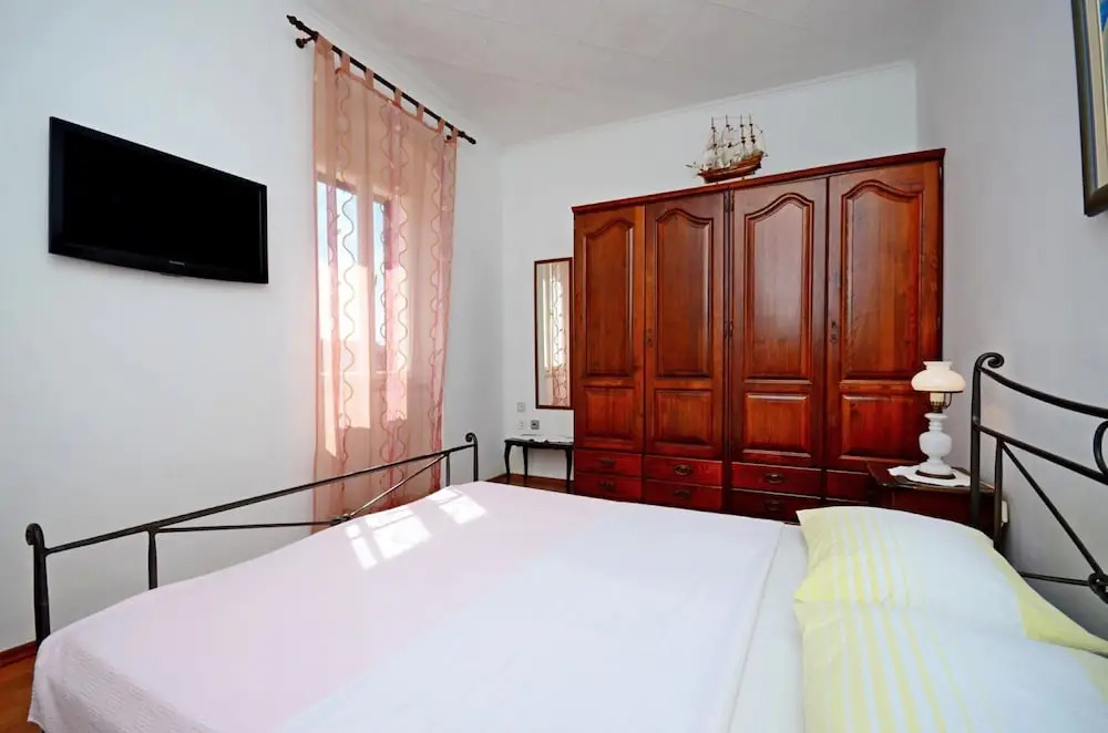 A1 - apt With Terrace, Best Location in Supetar
