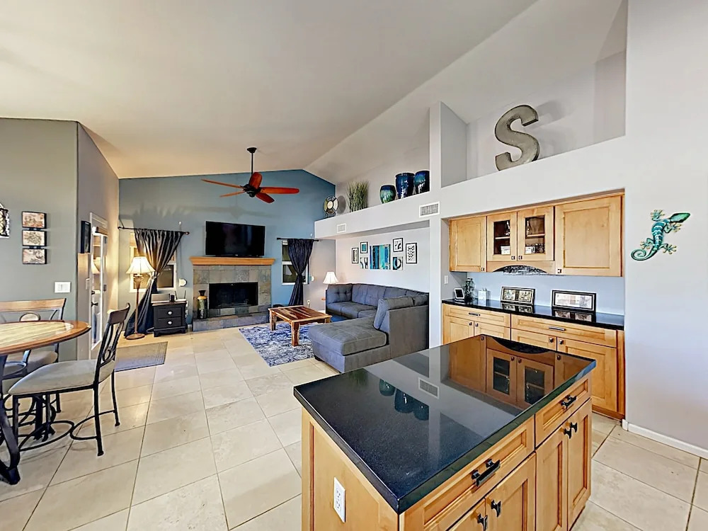 747 Phoenix - 4 Br Home