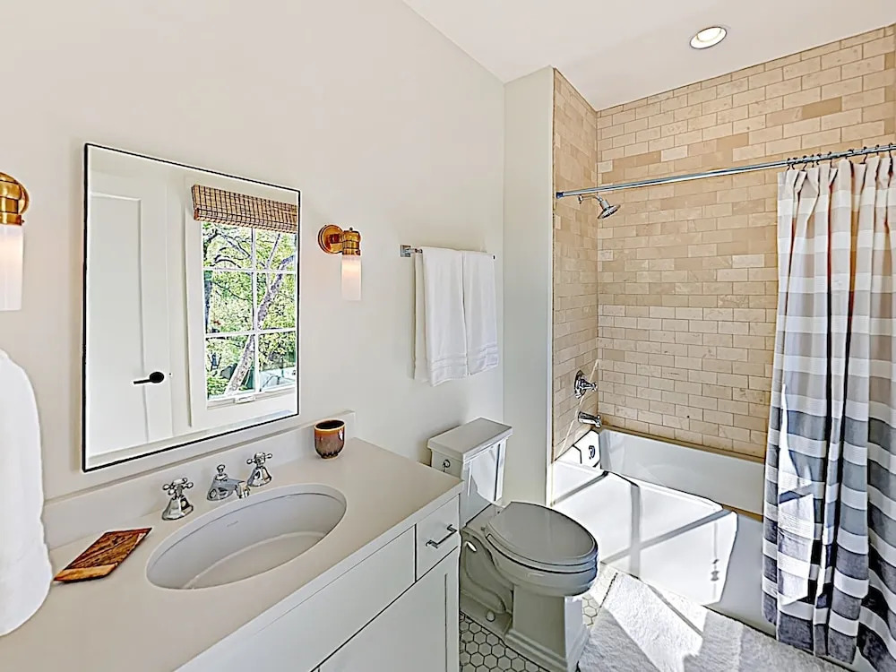 All-suite Townhome W/ Designer Furnishings 3 Bedroom Townhouse