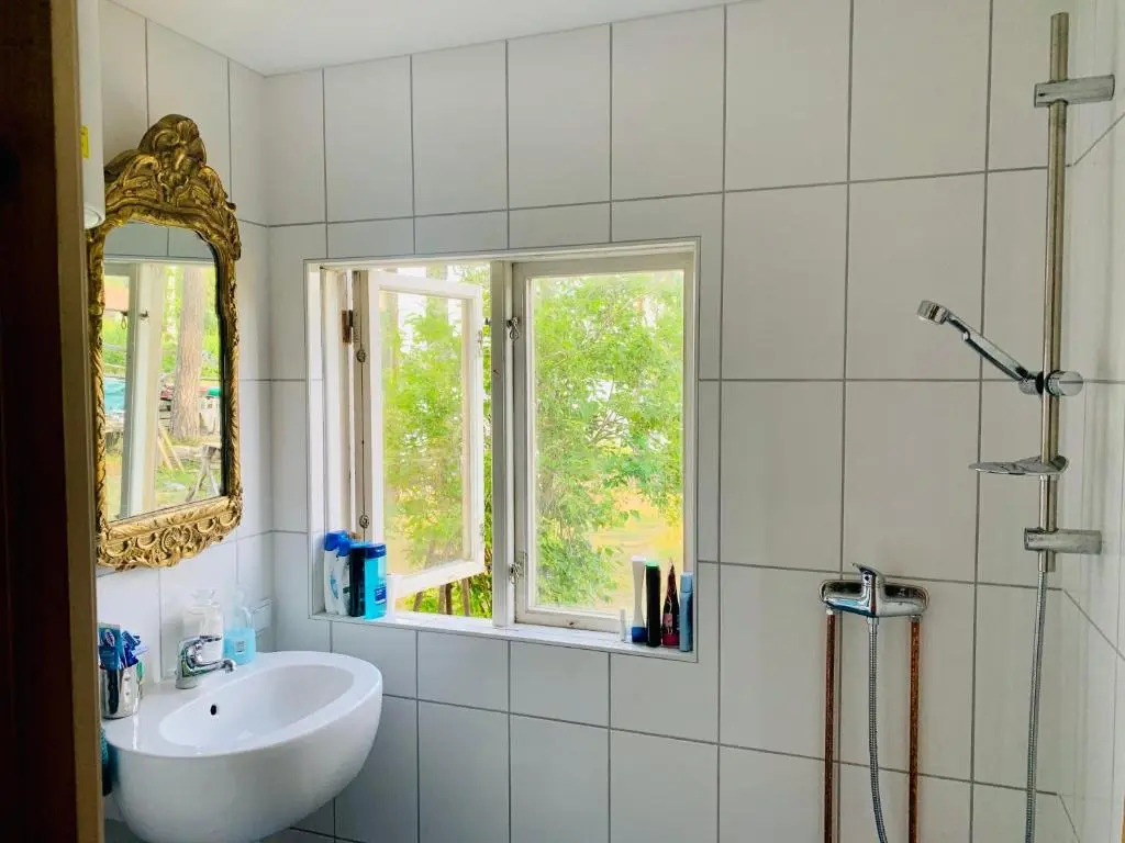 Charmig stuga av rustik stil i Stockholms område