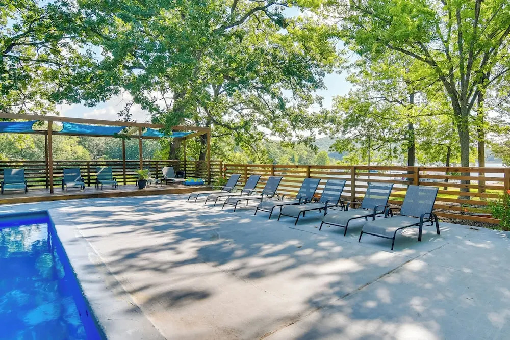 Lakefront Haven: Boat Slip, Deck & Community Pool!