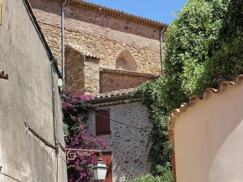 Cozy Holiday Home at Roquebrune-sur-argens With Pool