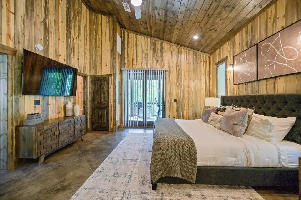 Vacana Blackwater Waterfront Couples Cabin, HotTub, FirePit, Pet Friendly