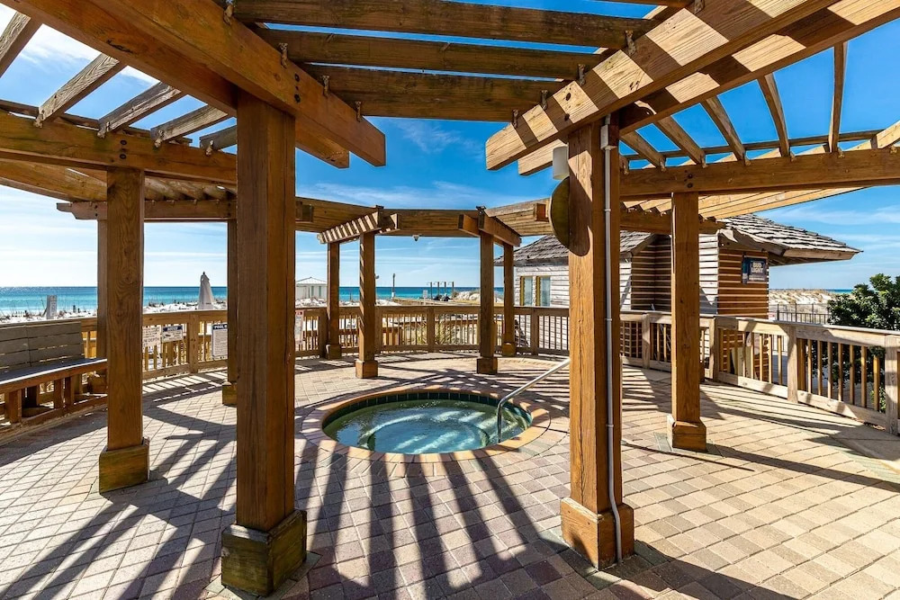 Pelican Beach 1811 1 Bedroom Condo by RedAwning