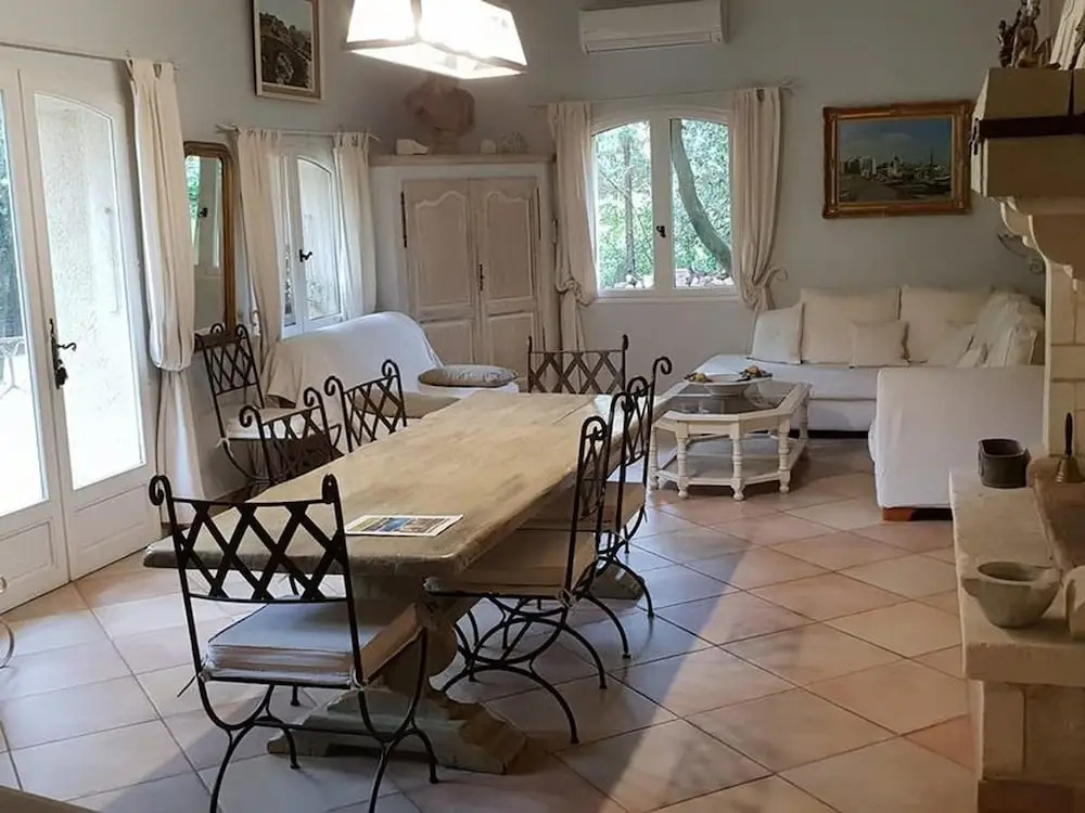 Villa in an Idyllic and Relaxing Setting Near Orange