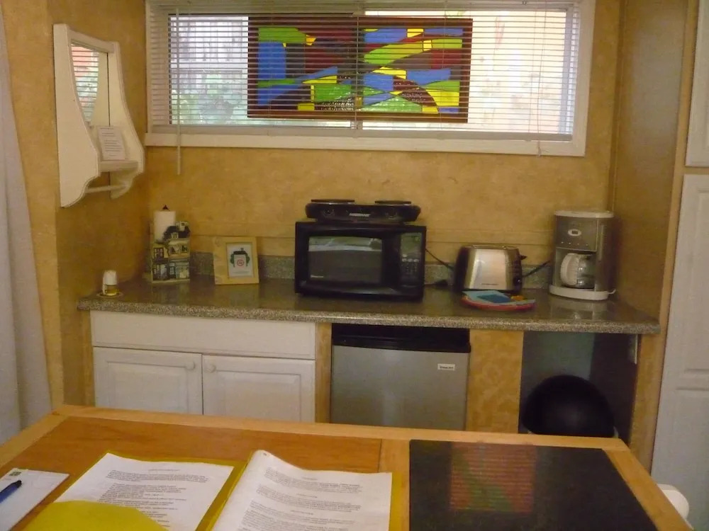 Woodland Hills Calabasas Guesthouses
