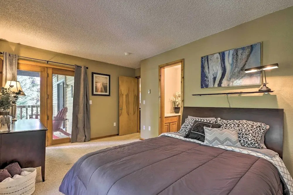 Cozy Condo on Vasquez Creek w/ Free Shuttle Access
