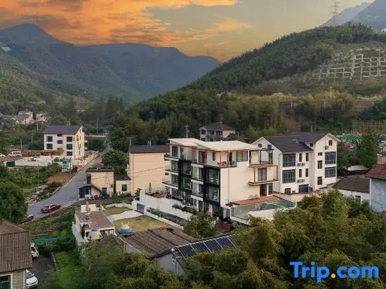 Yu'an Mountain Slow Life Pool and River Rafting Resort