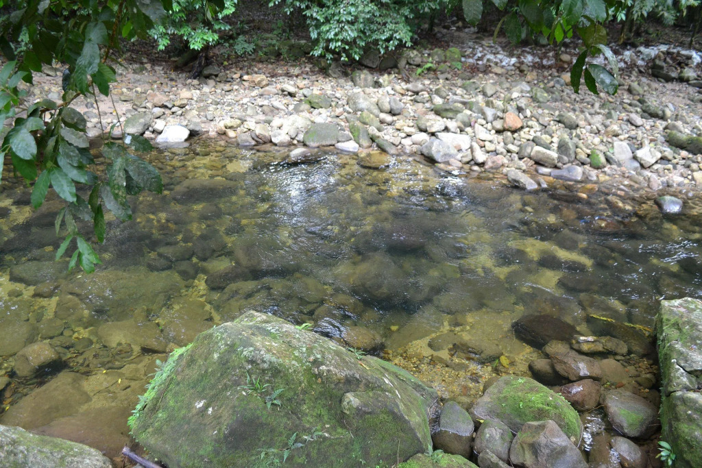 Sobrado novo com varanda e deck com churrasqueira, na beira do rio das Pedras, 2 salas, 3 suites 2 quartos, 4 banheiros, cozinha completa ,lavanderia e estacionamento para 4 carros